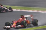 Kimi Räikkönen (Ferrari) und Daniil Kwjat (Toro Rosso) 