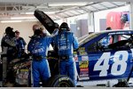 Die Hendrick-Crew am Auto von Jimmie Johnson nach dessen Crash