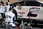 Die Penske-Crew am Auto von Brad Keselowski nach dessen Reifenschaden