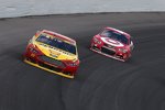 Duell um den Sieg: Joey Logano (Penske) gegen Kyle Larson (Ganassi) 