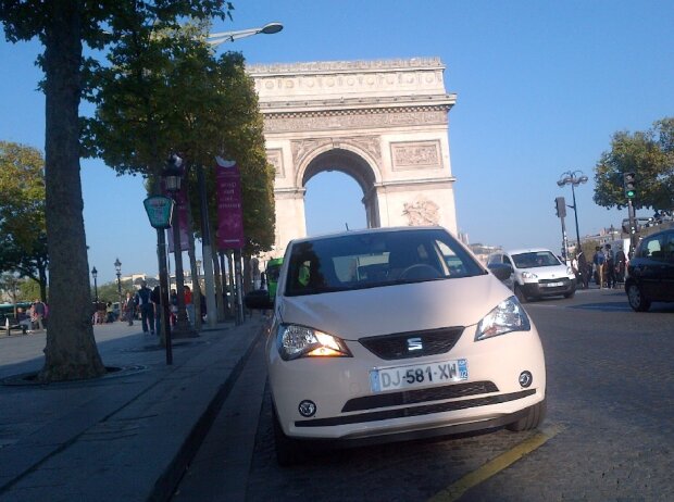 Seat Mii by Mango vor dem Triumphbogen in Paris Seat Mii by Mango vor dem Triumphbogen in Paris