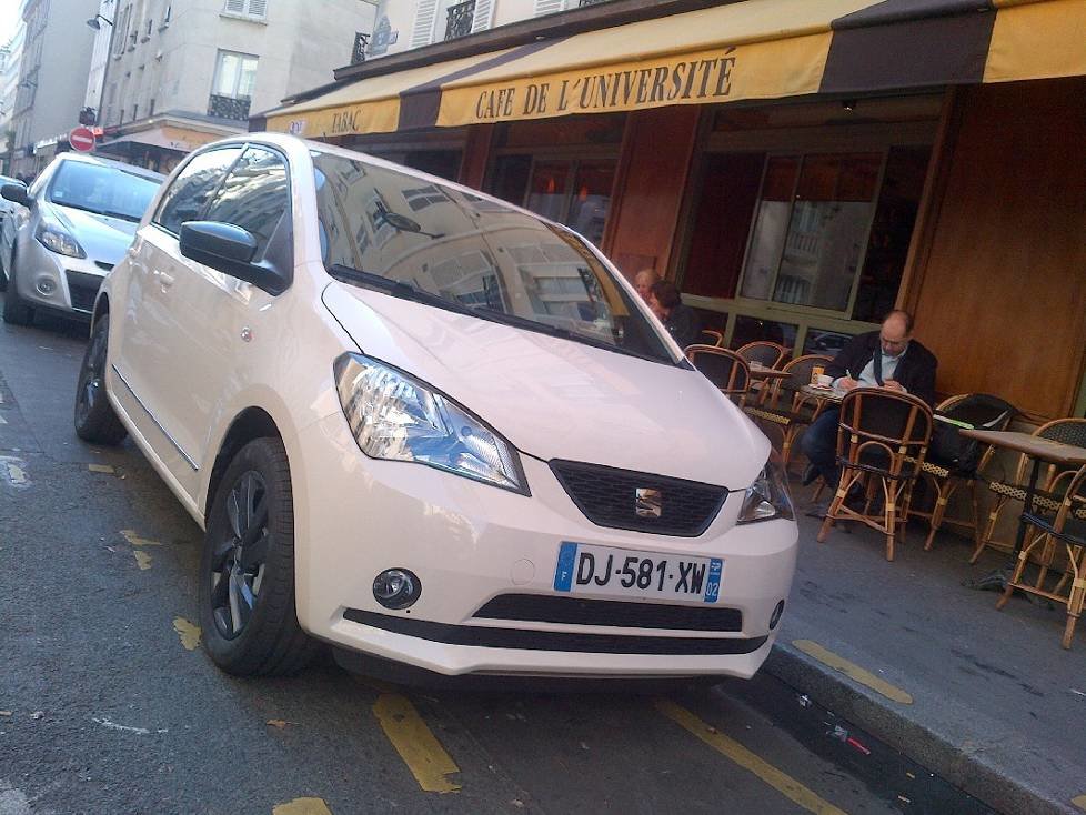 Seat Mii by Mango vor einem Cafe in Paris