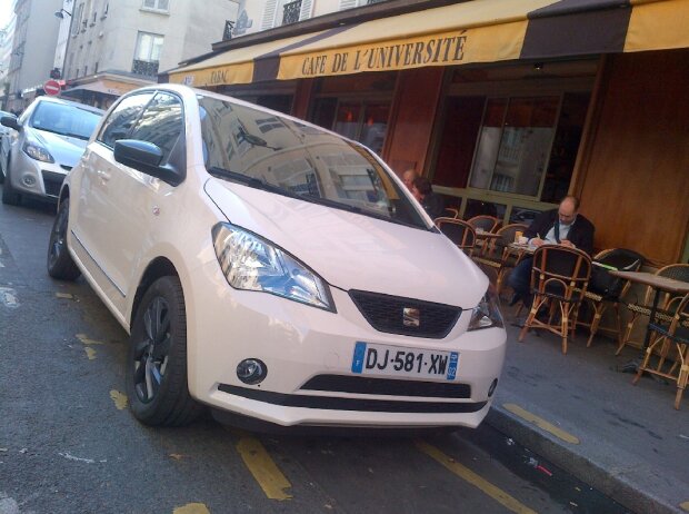 Seat Mii by Mango vor einem Cafe in Paris Seat Mii by Mango vor einem Cafe in Paris