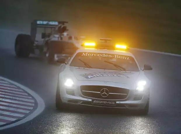 Titel-Bild zur News: Lewis Hamilton hinter dem Safety-Car