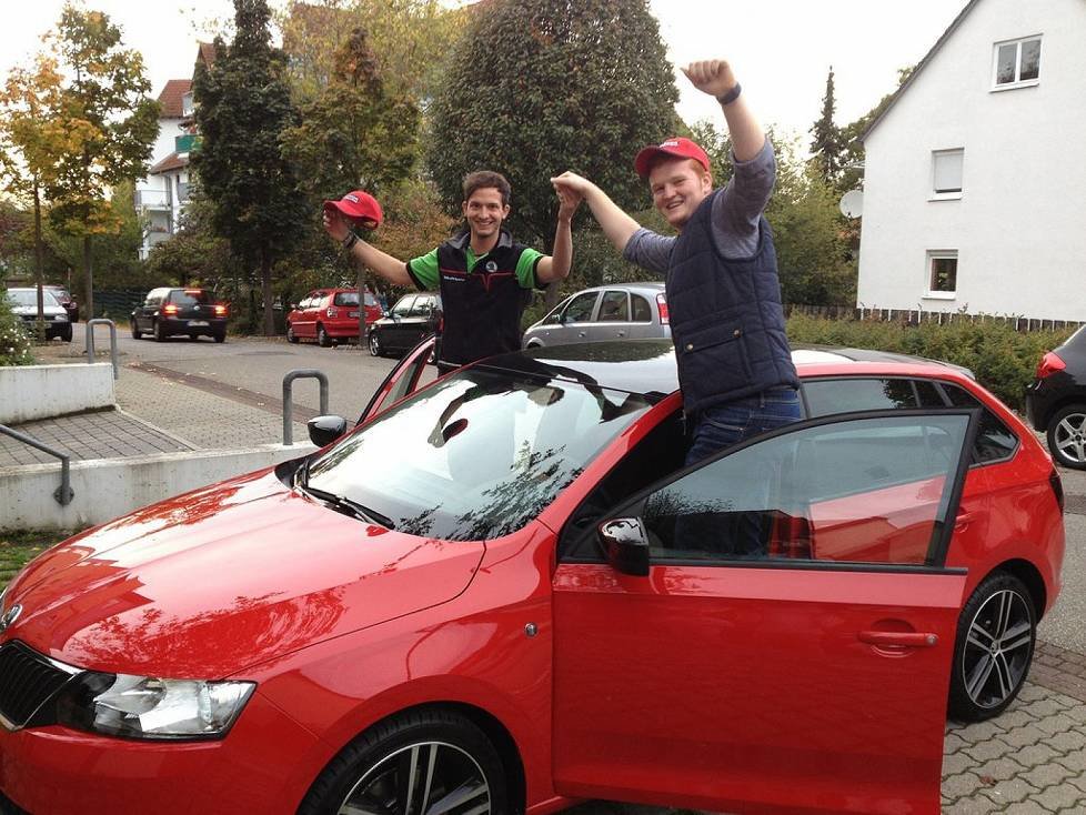 Rallye-Pilot Sepp Wiegand brachte den Skoda Rapid Spaceback persönlich beim Sieger des "Don?t drink and drive"-Gewinnspiels vorbei
