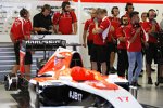 Das Auto von Jules Bianchi (Marussia) steht fertig vorbereitet in der Box