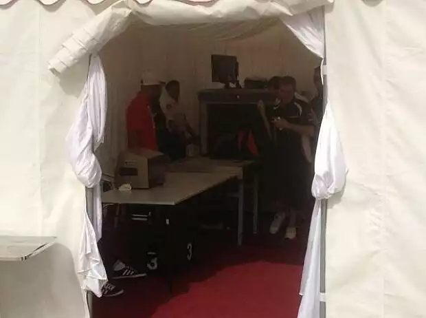 Sicherheitskontrolle mit Röntgenscanner am Rennstrecken-Eingang in Bahrain Titel-Bild zur News: Sicherheitskontrolle mit Röntgenscanner am Rennstrecken-Eingang in Bahrain