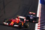 Kimi Räikkönen (Ferrari) und Daniil Kwjat (Toro Rosso) 