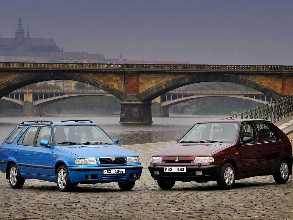 koda Felicia (rechts) und Skoda Felicia in der Combi Variante (links) auf dem Ufer in Prag. Der Wagen wurde mit Moldauwasser feierlich am 26.10.1994 getauft