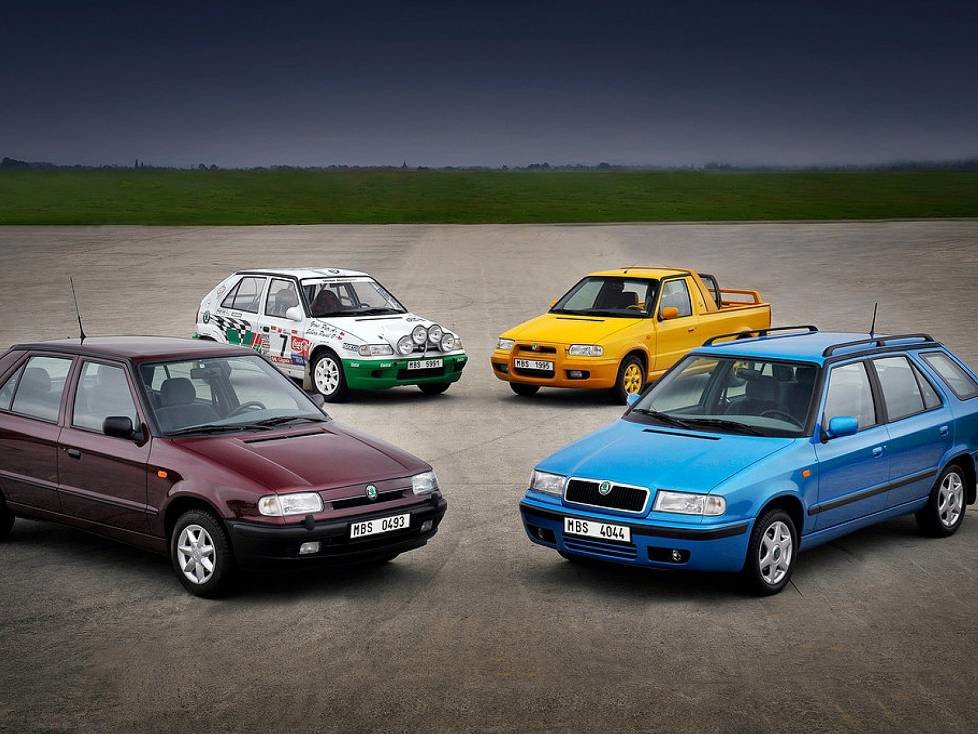 Skoda Felicia Kit Car zusammen mit der Felicia-Modellpalette: Skoda Felicia (vorne links), Skloda Felicia Combi (vorne rechts) und Skoda Felicia Fun (hinten)