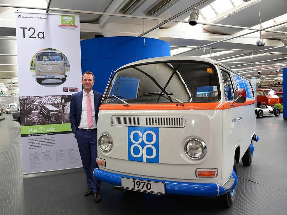 Sonderausstellung "Das T2 abc": Mit einem Fahrzeug aus dem Besitz der IG T2: Alexander Prinz, 2. Vorsitzender der Interessengemeinschaft, an einem T2a Kastenwagen