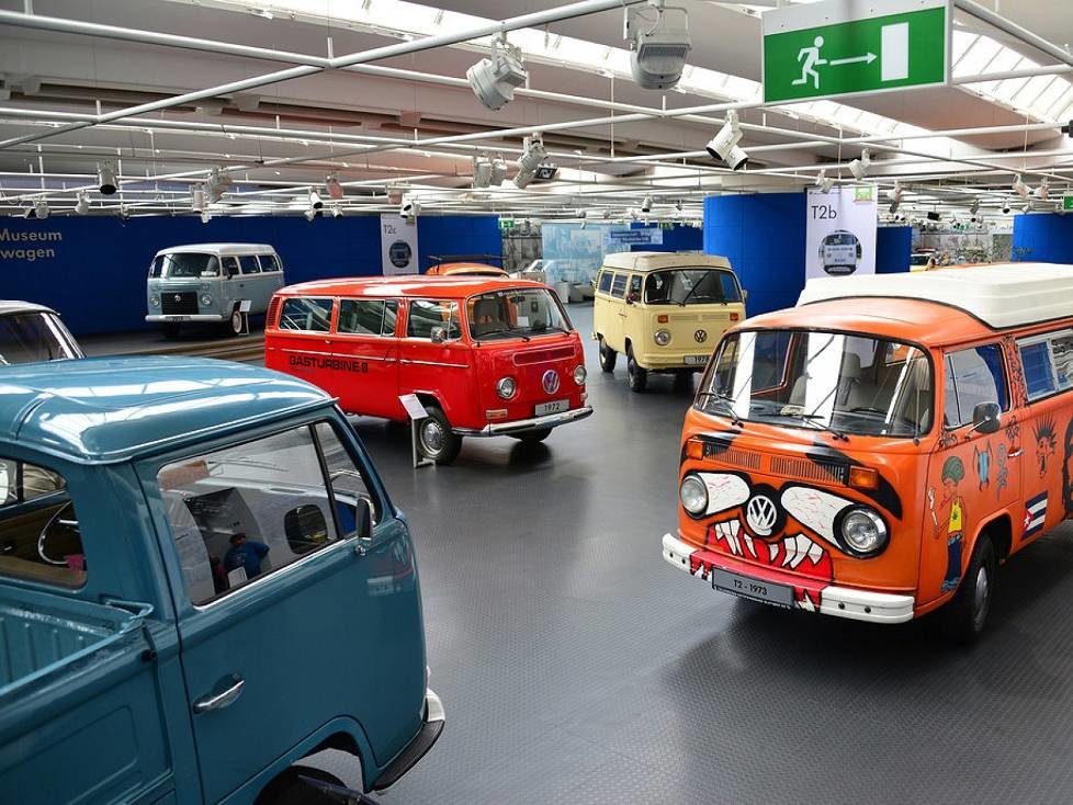 Sonderausstellung "Das T2 abc" mit allen drei Modellvarianten: vorn ein T2a Pritsche, daneben ein T2 a/b Gasturbine und ein T2c Hippie-Bus, hinten auf dem Podest ein T2c der Auslaufserie