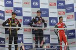 Esteban Ocon, Max Verstappen und Antonio Fuoco 