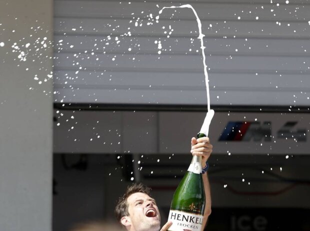 Titel-Bild zur News: Mechaniker Champagner Podium