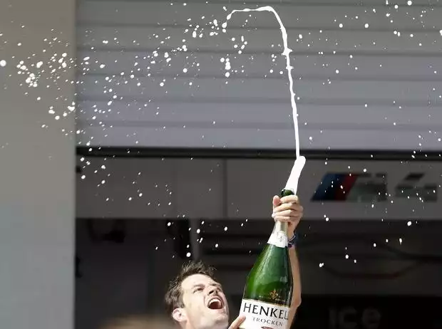 Mechaniker Champagner Podium Titel-Bild zur News: Mechaniker Champagner Podium