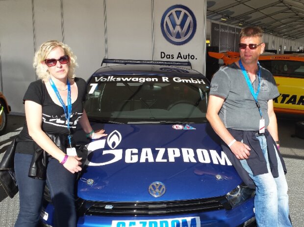 Titel-Bild zur News: GAZPROM VIP-Ticket-Gewinner Thomas Gießer und seine Frau VIP-Ticket-Gewinner Thomas Gießer mit Lebensgefährtin Anja Peters