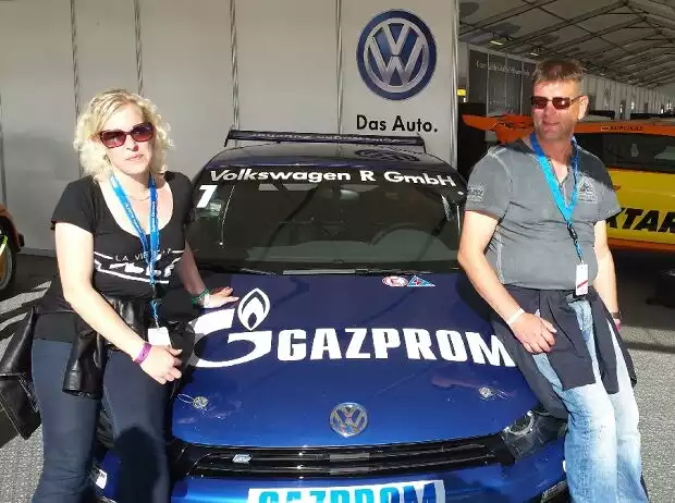 GAZPROM VIP-Ticket-Gewinner Thomas Gießer und seine Frau VIP-Ticket-Gewinner Thomas Gießer mit Lebensgefährtin Anja Peters Titel-Bild zur News: GAZPROM VIP-Ticket-Gewinner Thomas Gießer und seine Frau VIP-Ticket-Gewinner Thomas Gießer mit Lebensgefährtin Anja Peters