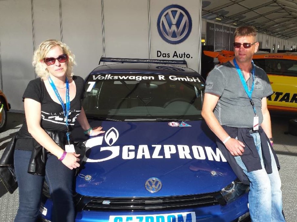 GAZPROM VIP-Ticket-Gewinner Thomas Gießer und seine Frau VIP-Ticket-Gewinner Thomas Gießer mit Lebensgefährtin Anja Peters