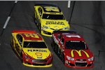 Joey Logano (Penske), Jamie McMurray (Ganassi) und Matt Kenseth (Gibbs) 