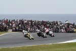 Danny Kent vor John McPhee und  Alexis Masbou 