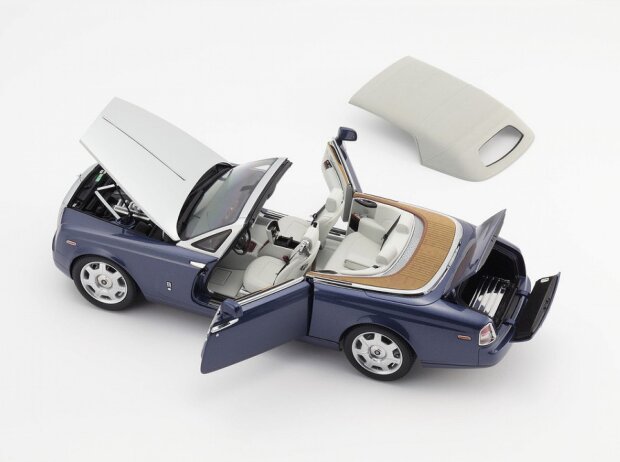 Das Modellfahrzeug des Jahres 2014, das Rolls-Royce Phantom Drophead Coupé (1:18) von Kyosho ist bei Model Car World erhältlich