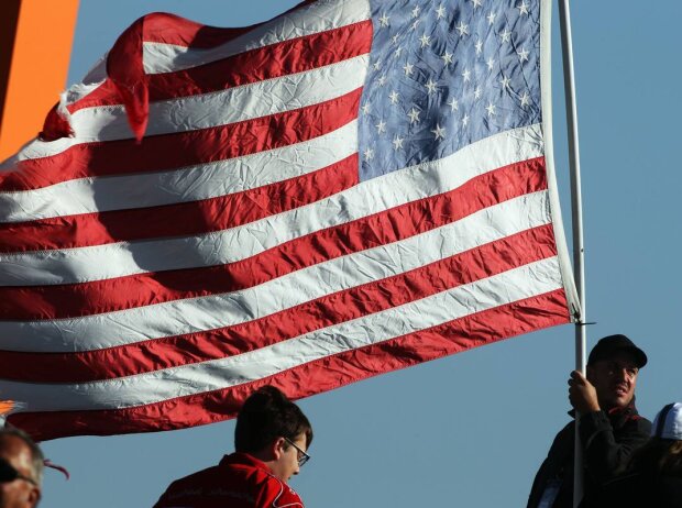 Titel-Bild zur News: Fans Flagge USA Fahne