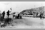 Vanderbilt-Rennen (auf der Strecke von Santa Monica bei Los Angeles) am 26. Februar 1914. Ralph de Palma bei der Zieleinfahrt. Er gewann das Rennen mit einem 37/95 PS Mercedes Rennwagen 