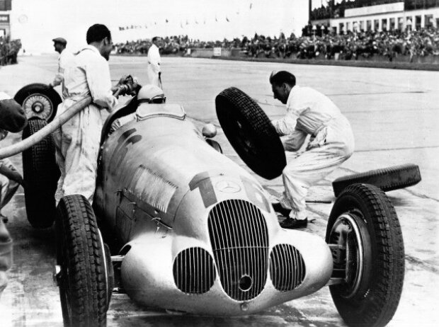 Mercedes-Benz W 125 (1937) - Hermann Lang beim Boxenstopp während des Großen Preises von Deutschland am 25. Juli 1937, er wird Siebter