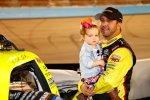 Truck-Titelfavorit Matt Crafton mit Töchterchen Elladee