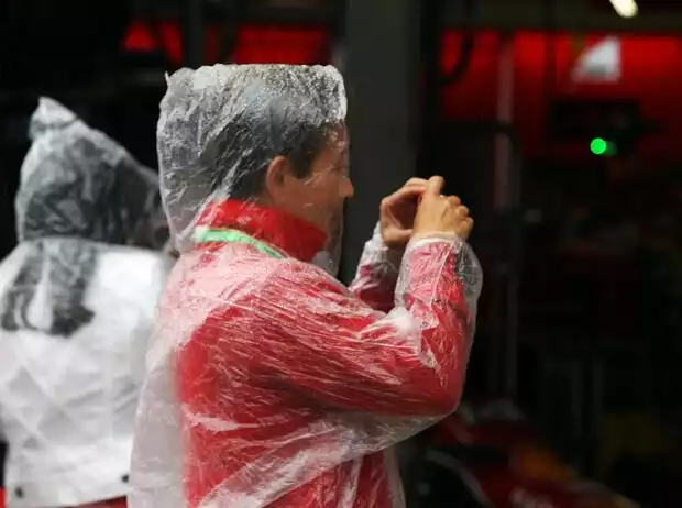 Fans im Regen Titel-Bild zur News: Fans im Regen