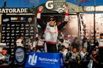 Brad Keselowski (Penske) in der Victory Lane