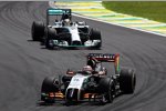 Nico Hülkenberg (Force India) und Lewis Hamilton (Mercedes) 