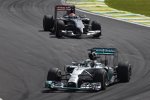 Lewis Hamilton (Mercedes) und Adrian Sutil (Sauber) 