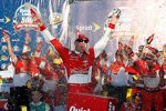 Kevin Harvick (Stewart/Haas) in der Victory Lane