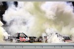 Trucks: Sieger Darrell Wallace und Owner-Champion Kyle Busch beim Simultan-Burnout