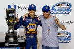 Nationwide-Champion Chase Elliott mit Teamowner Dale Earnhardt Jr.