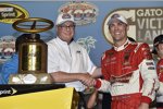 Kevin Harvick (Stewart/Haas) mit der Siegertrophäe des Ford EcoBoost 400 