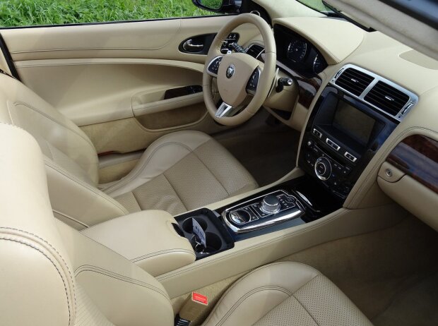 Cockpit des Jaguar XK66 