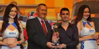 Bild zum Inhalt: Siegerehrung in Macao: Lopez erhält den WM-Pokal