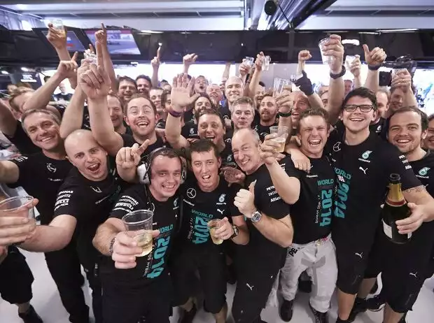 Weltmeister-T-Shirts, Mercedes Titel-Bild zur News: Weltmeister-T-Shirts, Mercedes