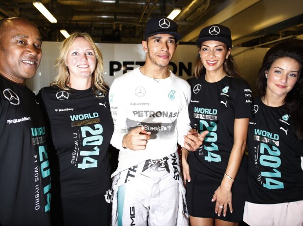 Titel-Bild zur News: Lewis Hamilton mit Familie