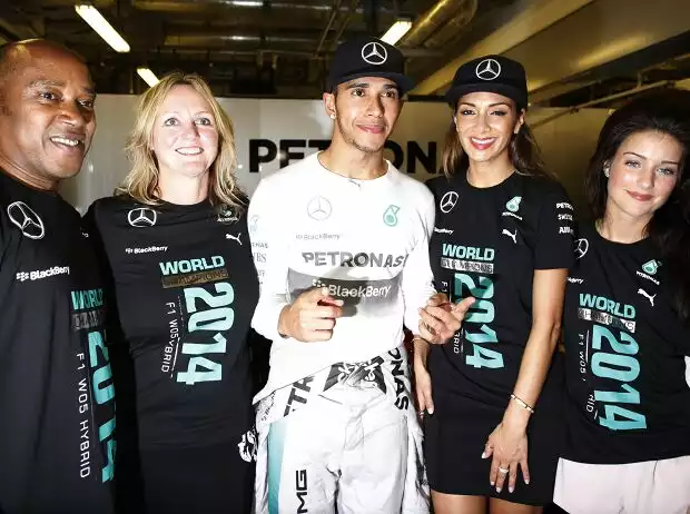 Lewis Hamilton mit Familie Titel-Bild zur News: Lewis Hamilton mit Familie