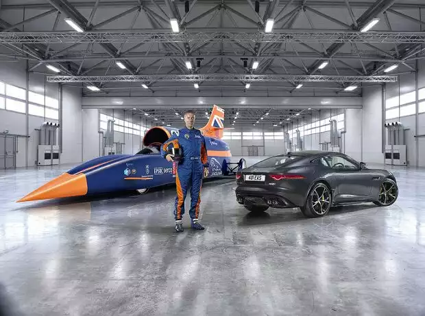 Andy Green mit Jaguar F-Type R AWD Coupé und Bloodhound SSC Titel-Bild zur News: Andy Green mit Jaguar F-Type R AWD Coupé und Bloodhound SSC