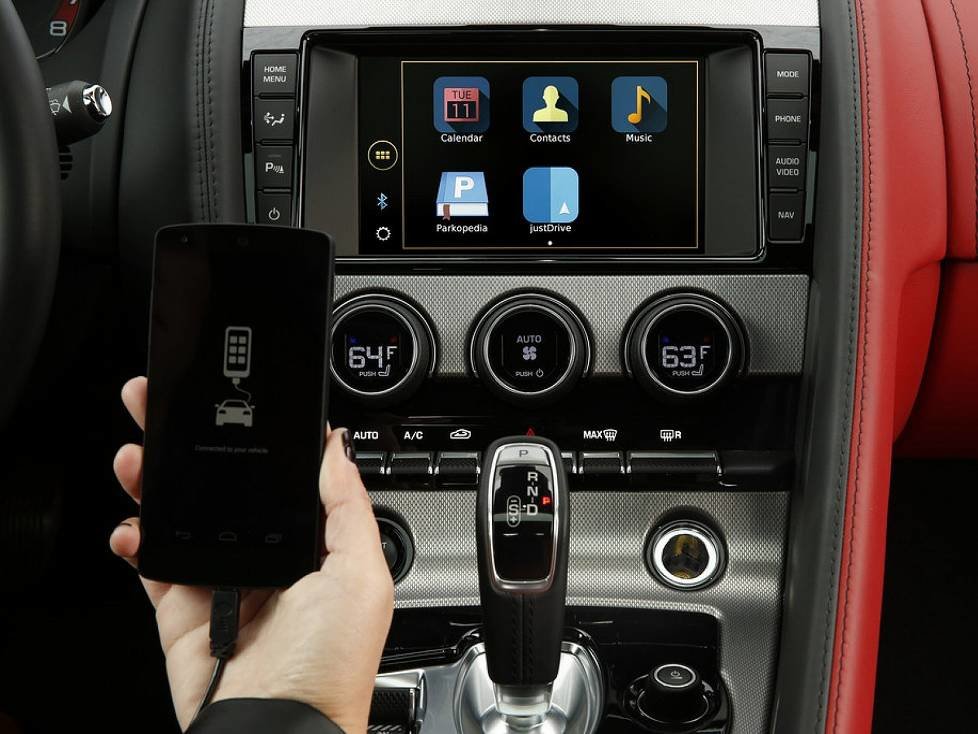 Die App "Just Drive" von Jaguar Land Rover führt erstmalig zahlreiche Anwendungen und digitale Dienste zusammen