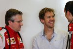Pat Fry und Sebastian Vettel (Ferrari)  