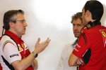 Pat Fry und Sebastian Vettel (Ferrari) 