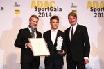 Jens Marquardt und Marco Wittmann (RMG-BMW) mit ADAC-Sportpräsident Hermann Tomczyk