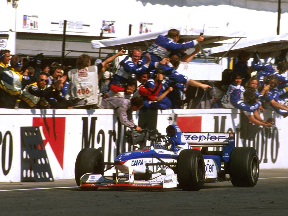 Damon Hill wird auf dem Hungaroring 1997 Zweiter