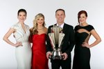 Sprint-Cup-Champion Kevin Harvick mit den Misses Sprint Cup Julianna White, Kim Coon und Madison Martin