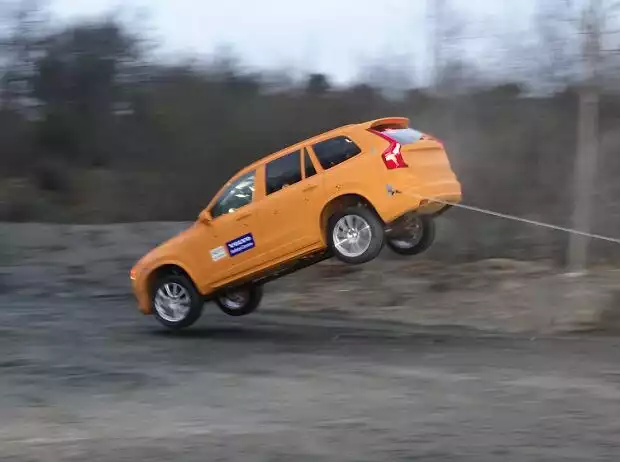 Volvo-Crashtest: Mit 80 km/h in den Graben und nach dem Abheben über ein Kanalrohr im "Landeanflug" nach rund 30 Metern Titel-Bild zur News: Volvo-Crashtest: Mit 80 km/h in den Graben und nach dem Abheben über ein Kanalrohr im "Landeanflug" nach rund 30 Metern